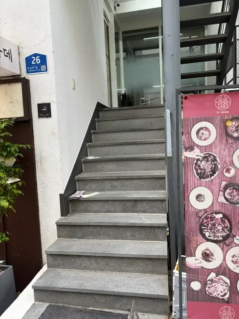 고즈넉네일 홍대점 사진 6